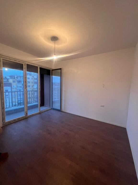ZYRE ME QERA 95 M2 PAZARI I RI 800 EURO