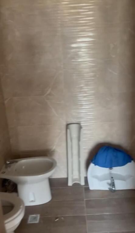 Jepet me qera apartamenti 2+1+2  Bosh , ne fund te rruges 5 Maj tek ndertimet e reja 430 mije leke
