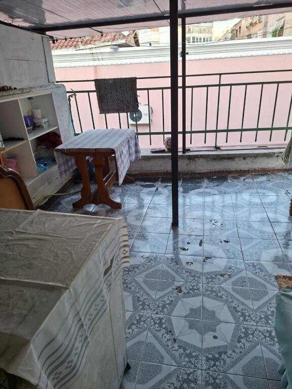 Vendesi 3 piani in vendita vicino a Blloku