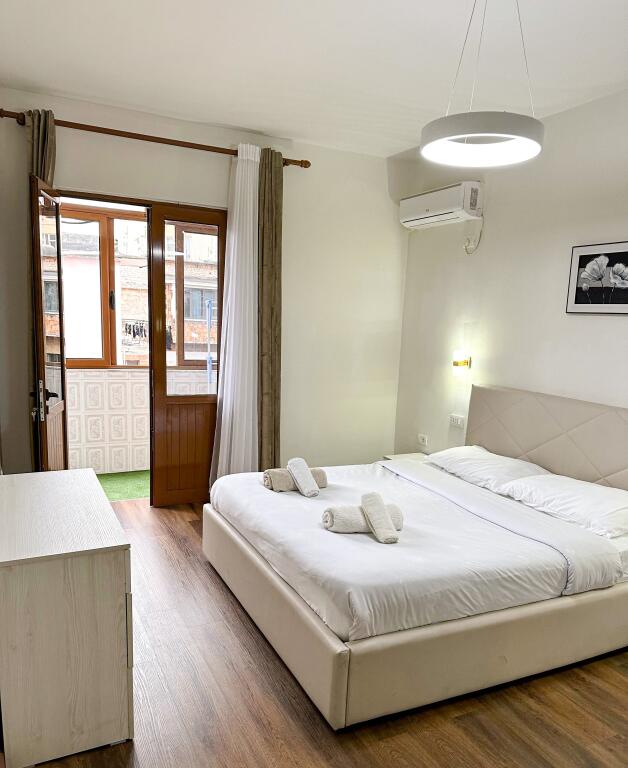 Blloku, Willson Square 2+1 apartment with balcony (800 euro)
