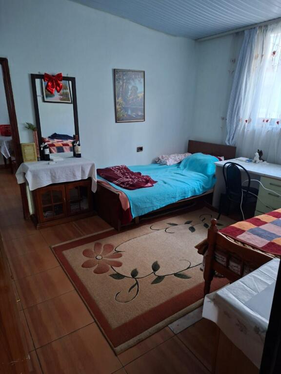 Vendesi 3 piani in vendita vicino a Blloku