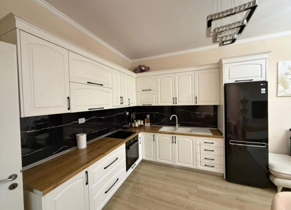 🏡 Appartamento arredato 2+1 in vendita –📍 Shkozë, Tirana💶 Prezzo: 135.000 €