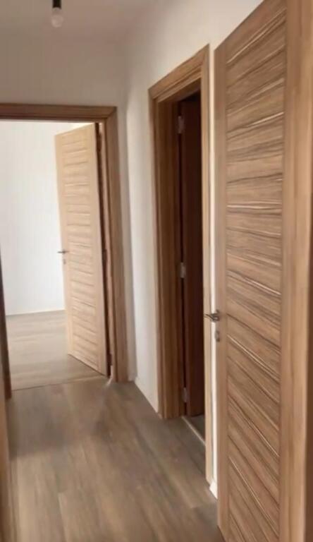 Jepet me qera apartamenti 2+1+2  Bosh , ne fund te rruges 5 Maj tek ndertimet e reja 430 Mije leke