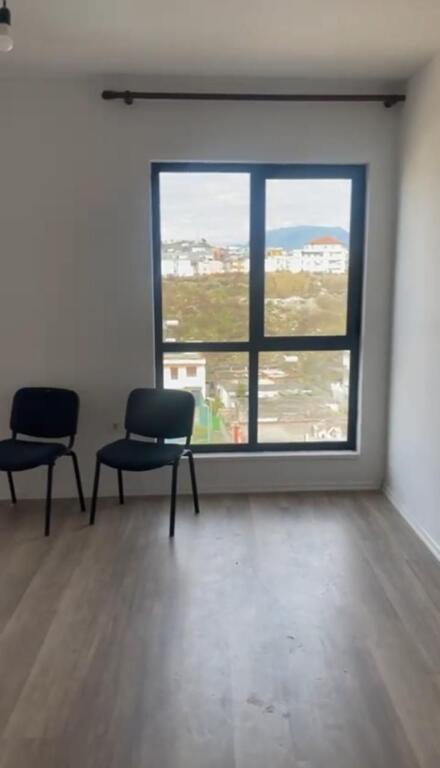 Jepet me qera apartamenti 2+1+2  Bosh , ne fund te rruges 5 Maj tek ndertimet e reja 430 mije leke