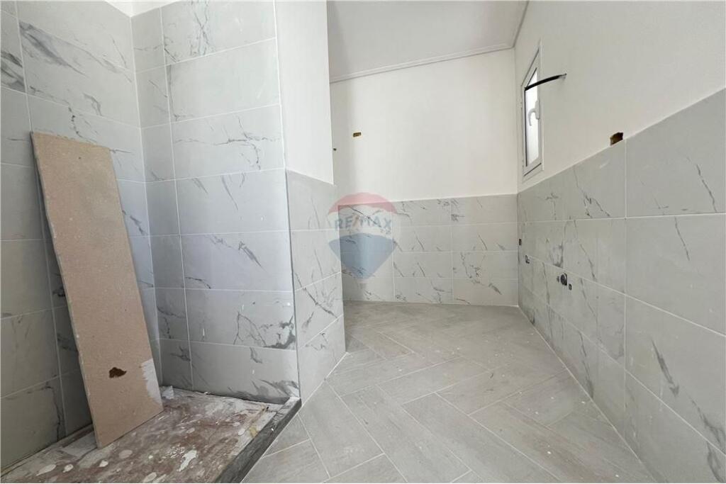 Papafingo për Shitje – Transballkanike, Vlorë