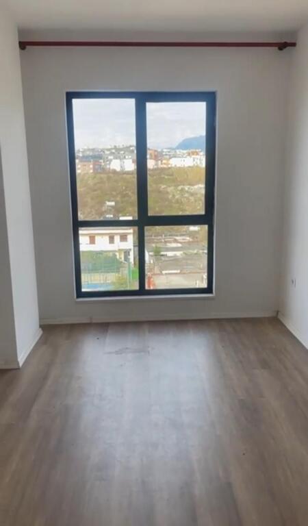 Jepet me qera apartamenti 2+1+2  Bosh , ne fund te rruges 5 Maj tek ndertimet e reja 430 mije leke