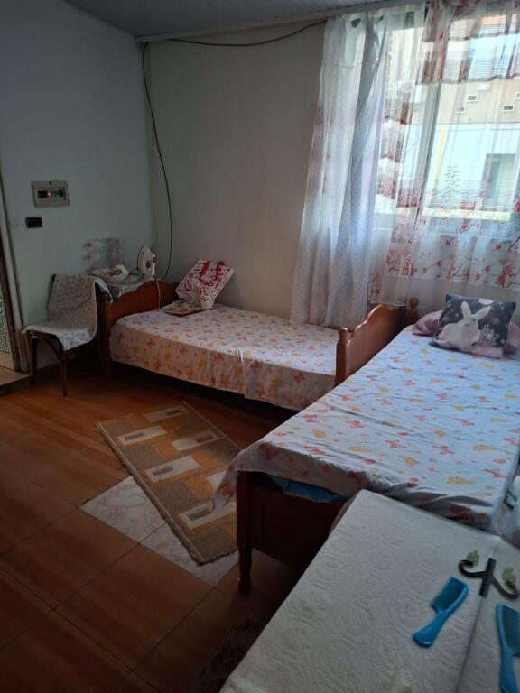Vendesi 3 piani in vendita vicino a Blloku
