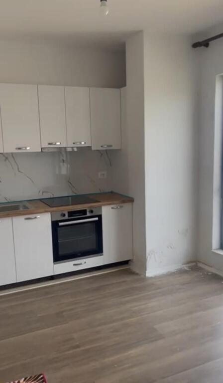 Jepet me qera apartamenti 2+1+2  Bosh , ne fund te rruges 5 Maj tek ndertimet e reja 430 mije leke