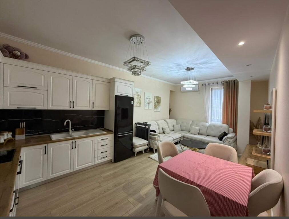 🏡 Appartamento arredato 2+1 in vendita –📍 Shkozë, Tirana💶 Prezzo: 135.000 €
