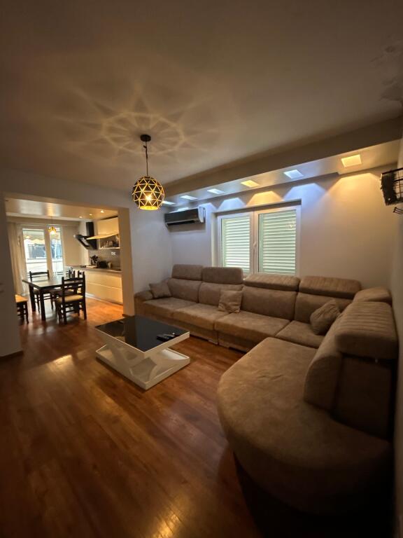 Apartament me qira 2+1+2 tek petronini 1milion leke