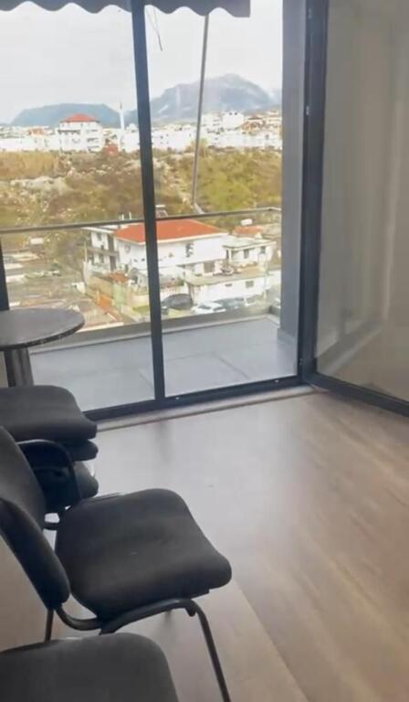 Jepet me qera apartamenti 2+1+2  Bosh , ne fund te rruges 5 Maj tek ndertimet e reja 430 Mije leke