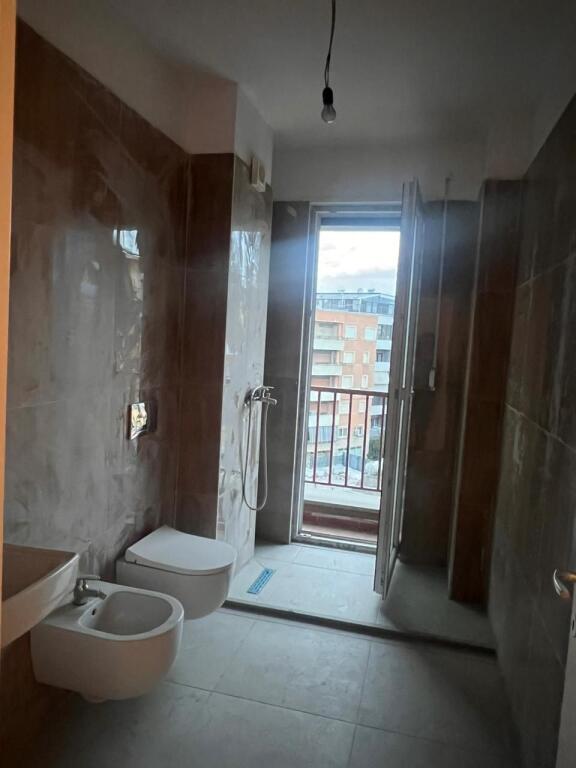ZYRE ME QERA 95 M2 PAZARI I RI 800 EURO