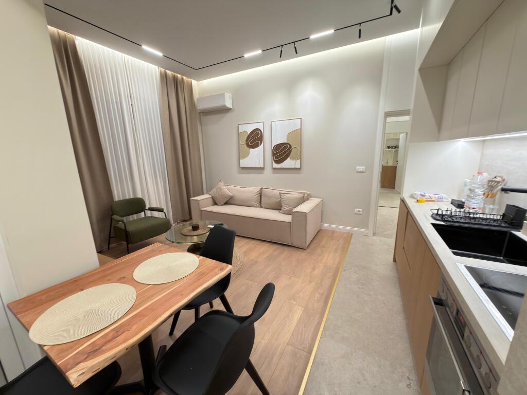 🏡 Super appartamento 1+1 in affitto  📍 Via Barrikadave, Tirana – di fronte alla scuola Lidhja e Prizrenit 🏢 4° piano, edificio esistente senza ascensore 🛋️ Super arredato, moderno e molto comodo ✨ Ambiente curato, pronto per abitare  💶 Prezzo: 650 € / mese  