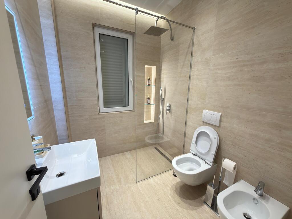 🏡 Jepet me qira super apartament 1+1  📍 Rruga e Barrikadave, Tiranë – përballë shkollës Lidhja e Prizrenit 🏢 Kati 4, pallat ekzistues pa eshensor 🛋️ Super mobilim, modern dhe shumë komod ✨ Ambient i kuruar, gati për banim  💶 Çmimi: 650 € / muaj - Widok 6