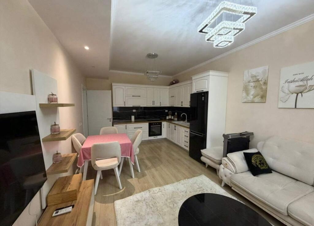 🏡 Appartamento arredato 2+1 in vendita –📍 Shkozë, Tirana💶 Prezzo: 135.000 €