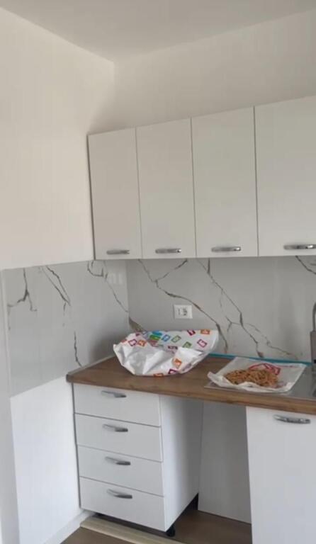 Jepet me qera apartamenti 2+1+2  Bosh , ne fund te rruges 5 Maj tek ndertimet e reja 430 mije leke