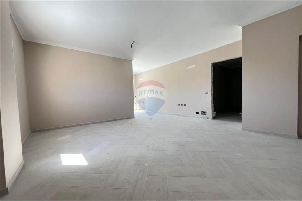 Papafingo për Shitje – Transballkanike, Vlorë