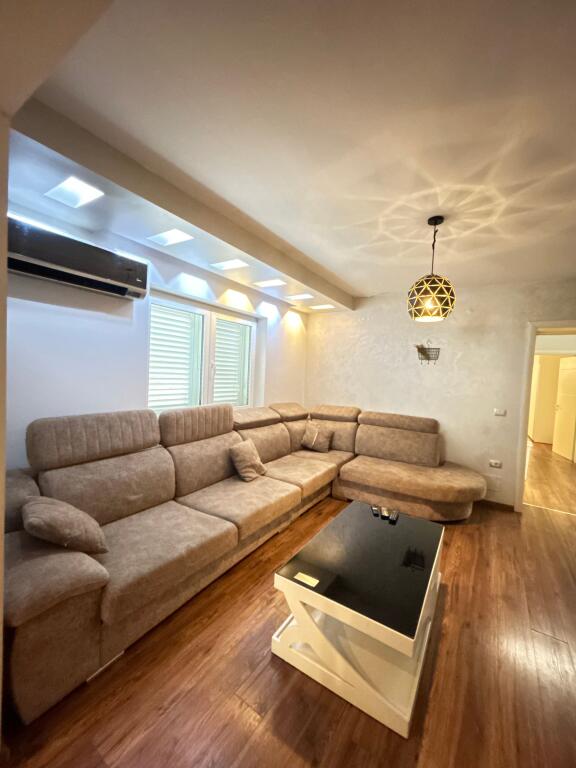 Apartament me qira 2+1+2 tek petronini 1milion leke