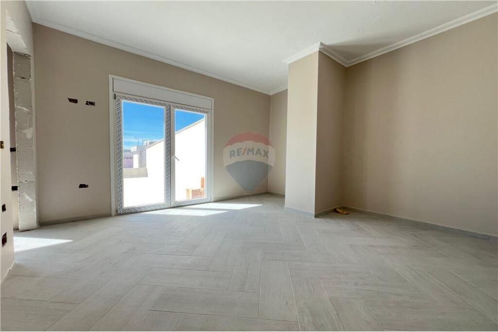 Papafingo për Shitje – Transballkanike, Vlorë
