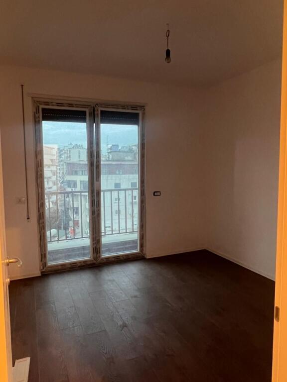 ZYRE ME QERA 95 M2 PAZARI I RI 800 EURO
