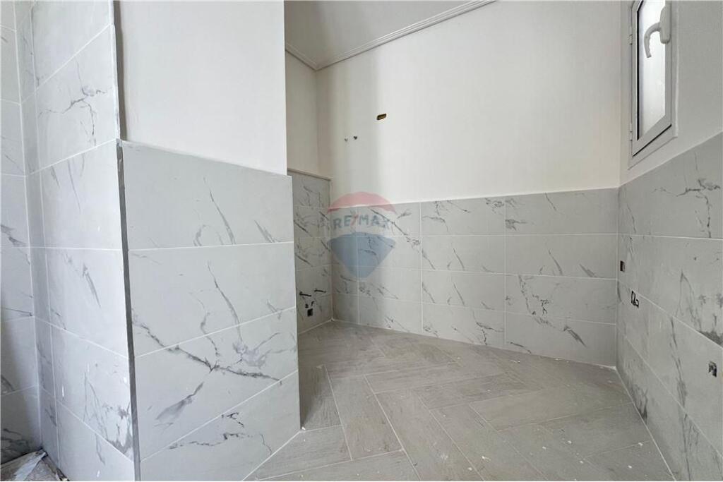 Papafingo për Shitje – Transballkanike, Vlorë