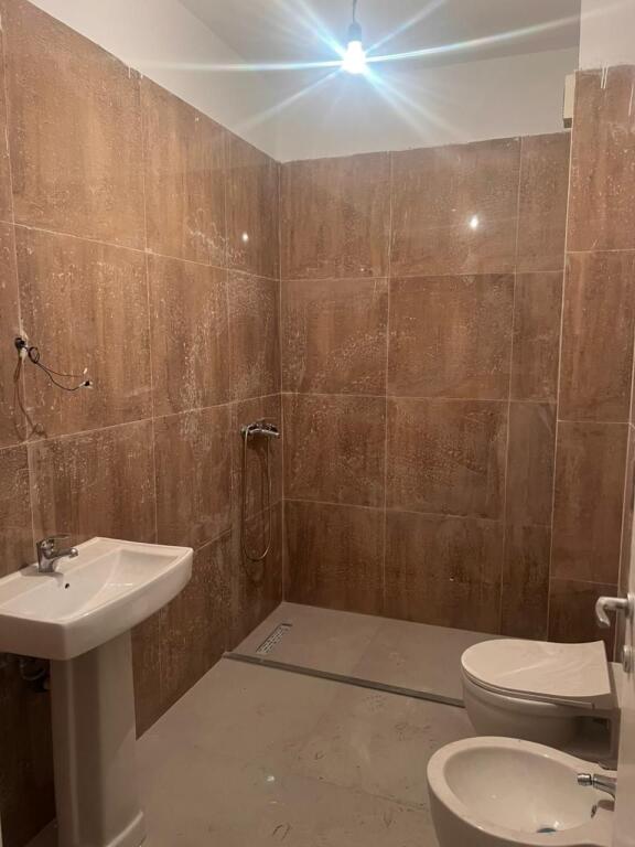 ZYRE ME QERA 95 M2 PAZARI I RI 800 EURO