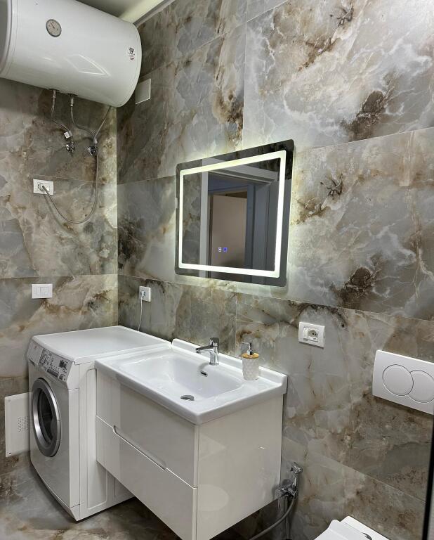 Blloku, Willson Square 2+1 apartment with balcony (800 euro)
