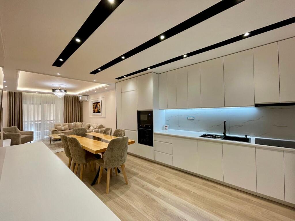 📣 QERA SUPER Apartament 2+1 Me 2 Tualete, 2 Ballkone Dhe 2 Poste Parkimi 📍 Kompleksi Colombo, Prane Liqenit Te Thate ✨