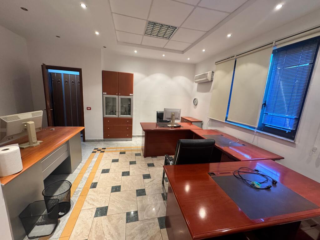 🏢 Jepet me Qira Ambient Biznesi / Zyrë në Qendër të Tiranës