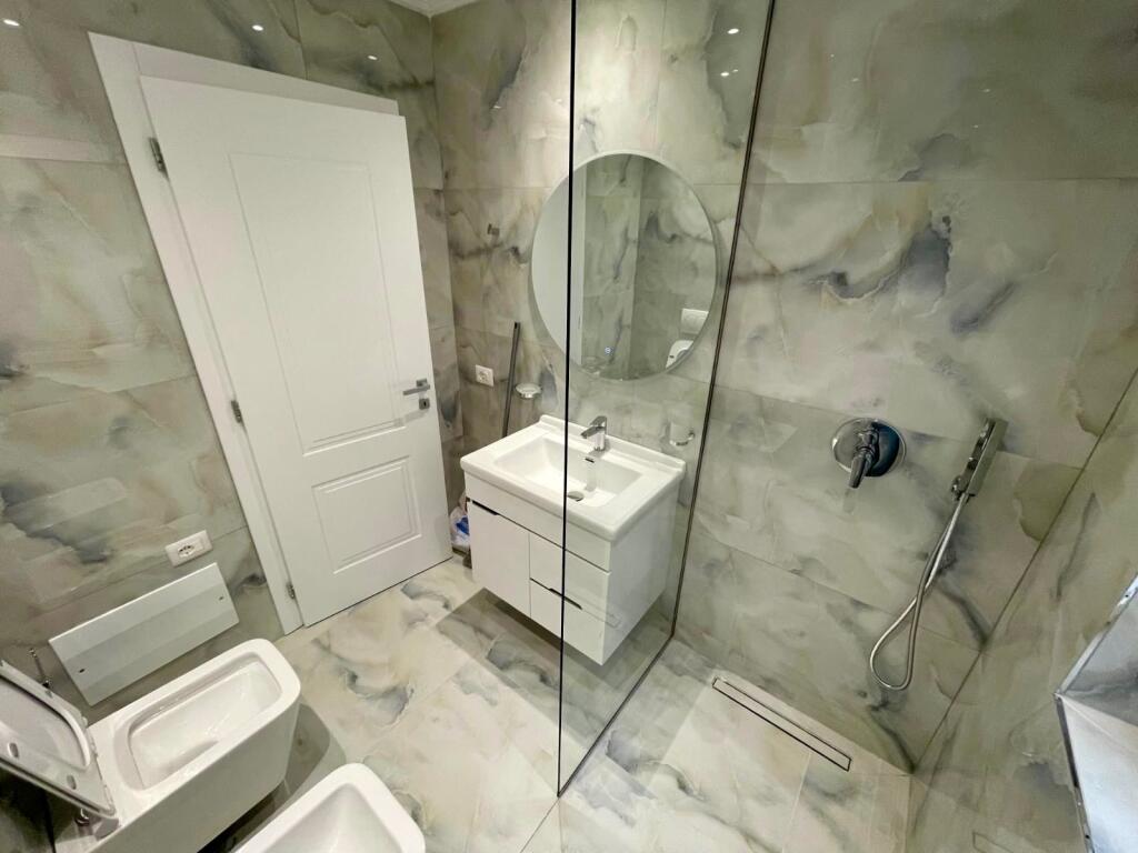 📣 QERA SUPER Apartament 2+1 Me 2 Tualete, 2 Ballkone Dhe 2 Poste Parkimi 📍 Kompleksi Colombo, Prane Liqenit Te Thate ✨