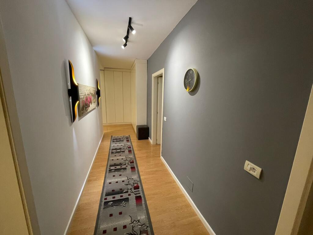 Jepet me qira 2+1+2 tek komuna e Parisit