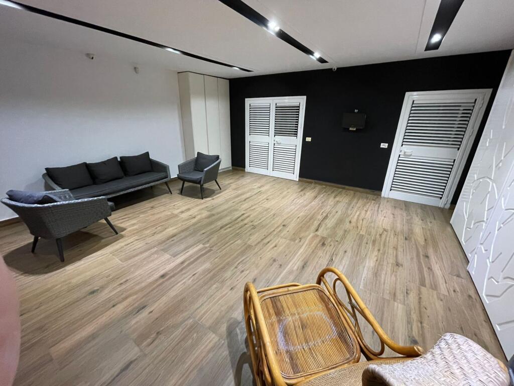 Jepet me qira 2+1+2 tek komuna e Parisit