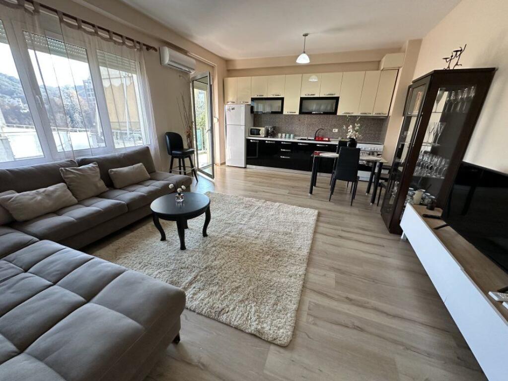 2+1,arredato lago secco al complesso bora,700 euro