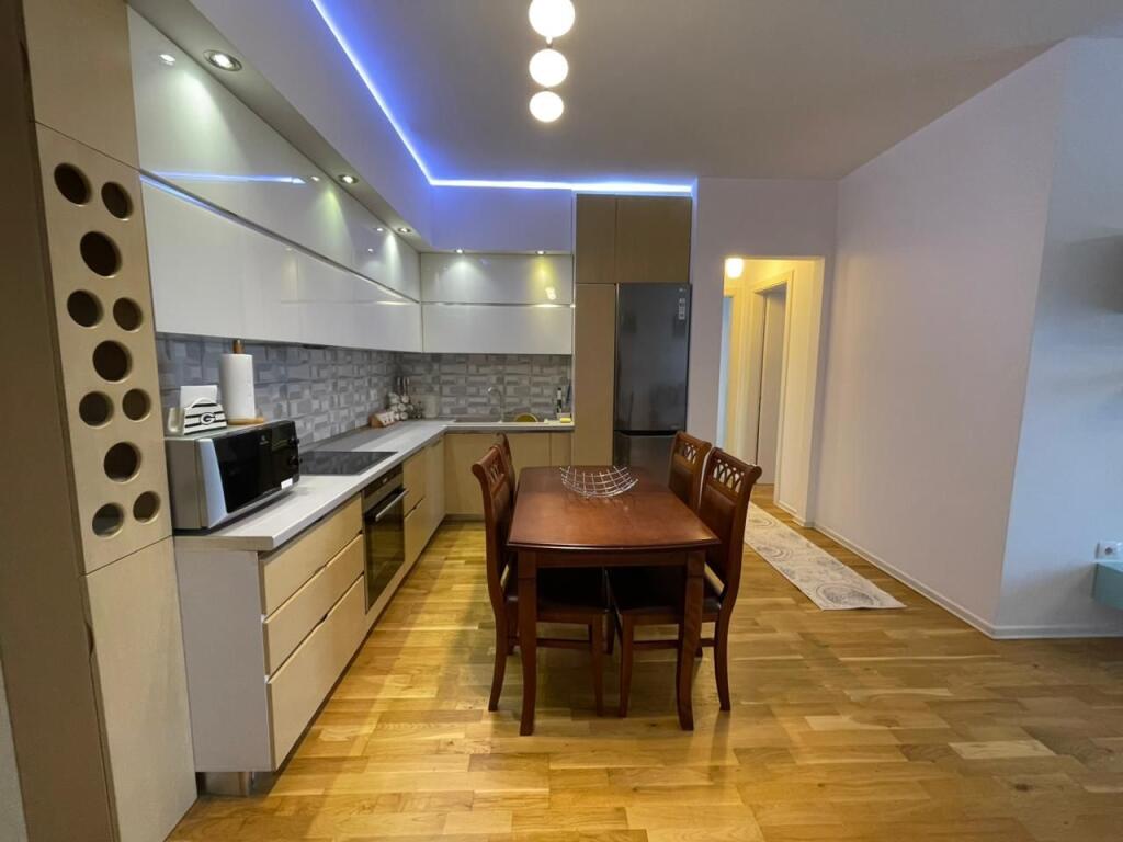 Apartament 2+1 per qira tek Kopeshti Botanik.
