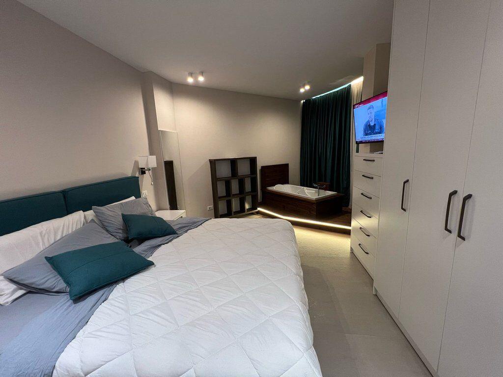 Jepet me qira apartament 1+1 luksoz në Komunën e Parisit, pranë Kompleksit Dinamo