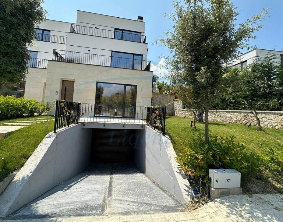 Qera, Vilë, Vilat Forest, Liqeni I Thatë, Tiranë.!!!!!!