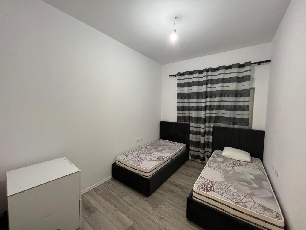 📣 VENDESI SUPER Appartamento 2+1 Con Balcone 📍 Complesso Mangalem 21, Ali Dem ✨   🏢 Nuova Costruzione  🪜 2° Piano (Con Ascensore)  📐 Superficie 88 m2  🧭 Orientamento Est  🛋️ Arredato Con Condizioni Moderne  📂 Con Ipoteca  ✅ Possibilità di Acquisto Con CREDITO   💶 Prezzo 145 milioni lek