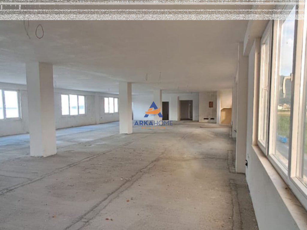 AFFITTASI EDIFICIO DI 3 PIANI INSIEME A UFFICI COMMERCIALI 1280 M2 " TIRANA VAQARR KM5" 13.000 EURO