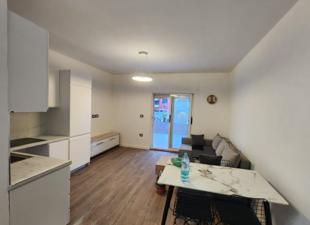 🏡 Apartament 1+1 me Verandë – Komuna e Parisit, pranë Rrethit