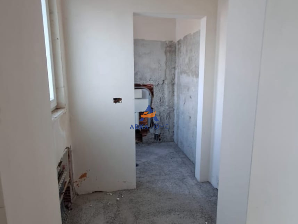 AFFITTASI EDIFICIO DI 3 PIANI INSIEME A UFFICI COMMERCIALI 1280 M2 " TIRANA VAQARR KM5" 13.000 EURO