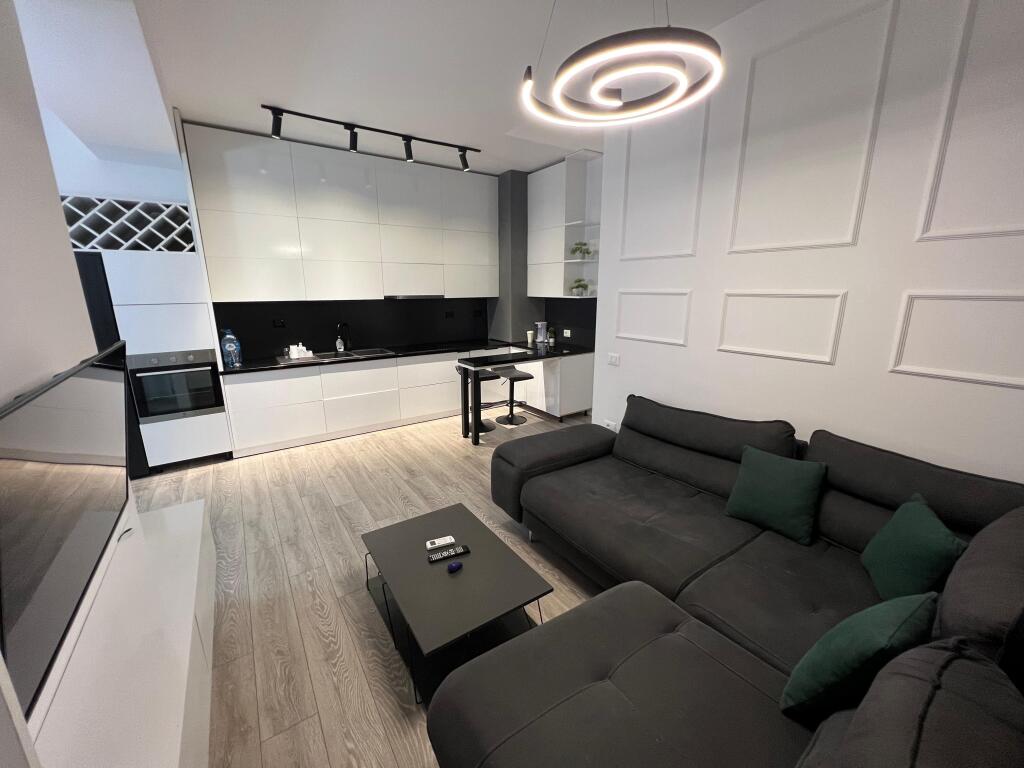 📣 VENDESI SUPER Appartamento 2+1 Con Balcone 📍 Complesso Mangalem 21, Ali Dem ✨   🏢 Nuova Costruzione  🪜 2° Piano (Con Ascensore)  📐 Superficie 88 m2  🧭 Orientamento Est  🛋️ Arredato Con Condizioni Moderne  📂 Con Ipoteca  ✅ Possibilità di Acquisto Con CREDITO   💶 Prezzo 145 milioni lek