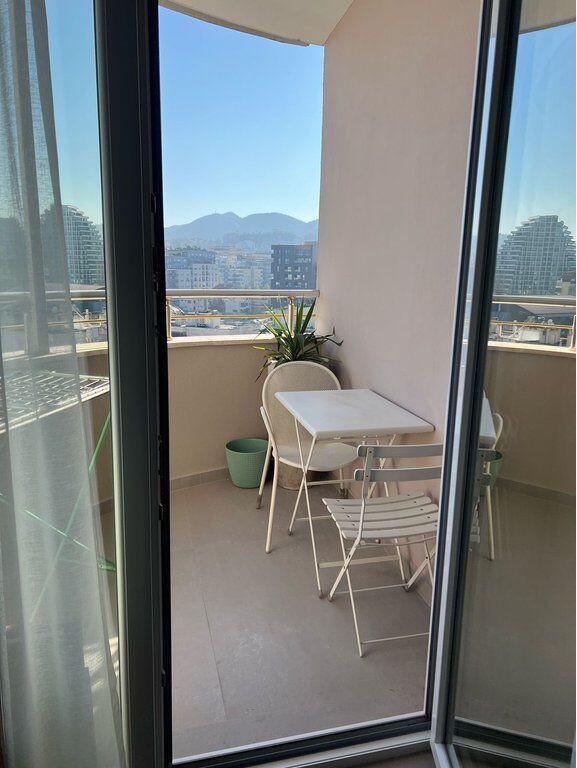 Jepet me qira apartament 1+1 luksoz në Komunën e Parisit, pranë Kompleksit Dinamo