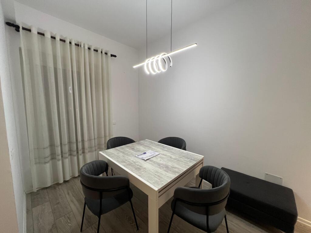 📣 VENDESI SUPER Appartamento 2+1 Con Balcone 📍 Complesso Mangalem 21, Ali Dem ✨   🏢 Nuova Costruzione  🪜 2° Piano (Con Ascensore)  📐 Superficie 88 m2  🧭 Orientamento Est  🛋️ Arredato Con Condizioni Moderne  📂 Con Ipoteca  ✅ Possibilità di Acquisto Con CREDITO   💶 Prezzo 145 milioni lek