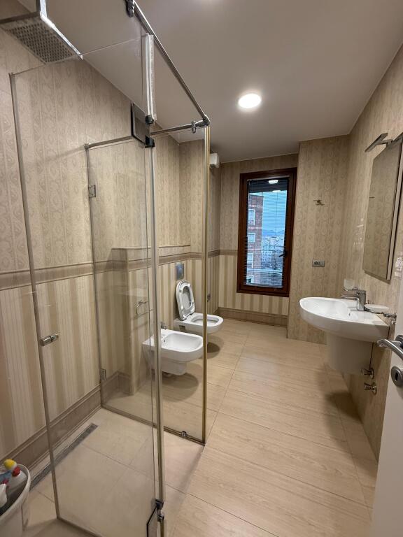 Ambient zyre per qira 200m2 , prane Delijorgjit