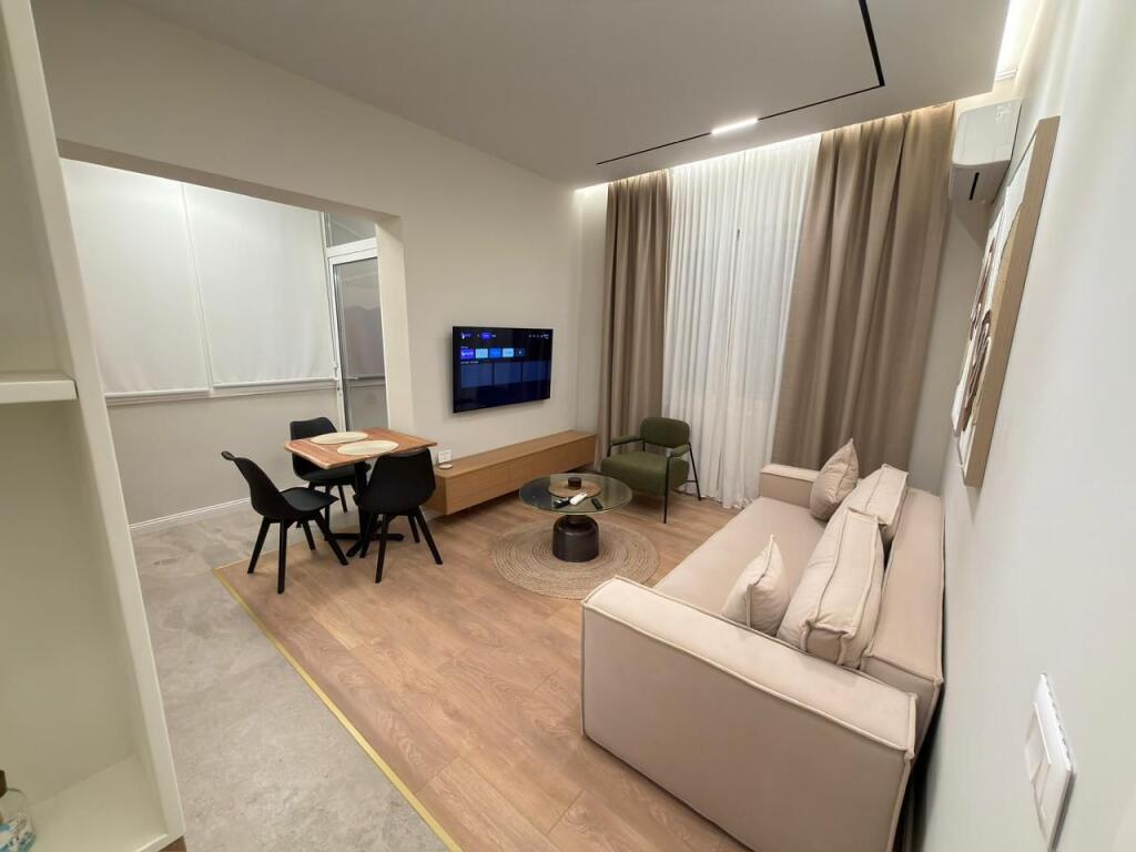 🏡 Jepet me qira super apartament 1+1  📍 Rruga e Barrikadave, Tiranë💶 Çmimi: 700 € / muaj