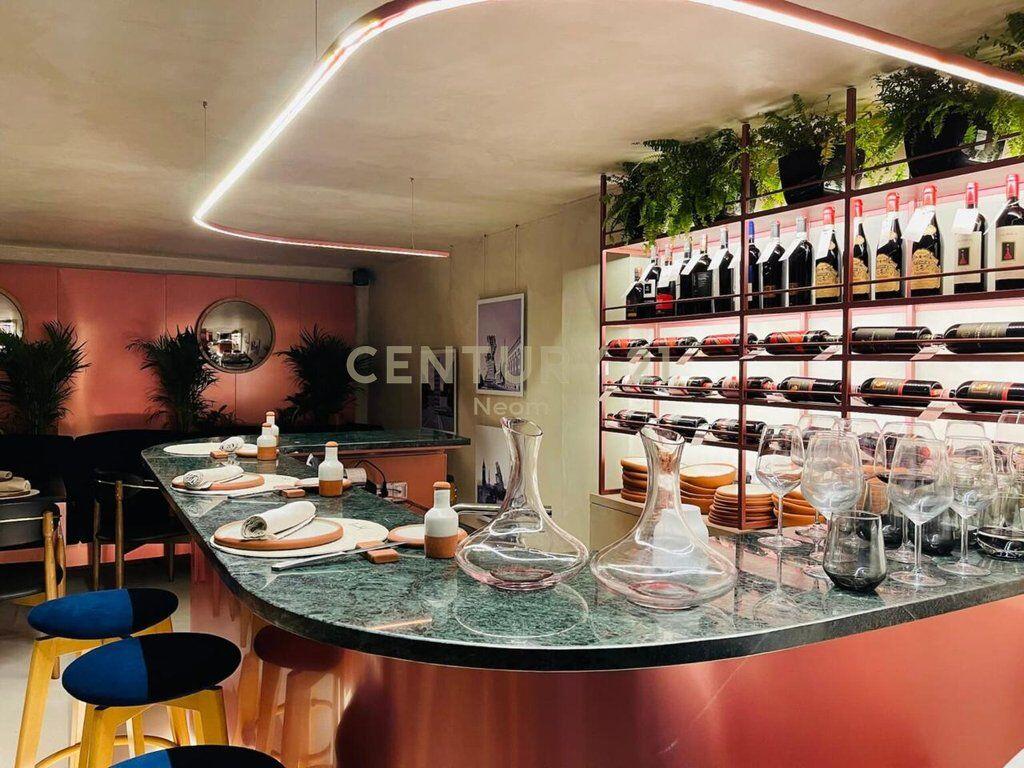 QIRA, BAR-RESTORANT MODERN ME VERANDË, PRANE QENDRËS 7,500 € /Muaj