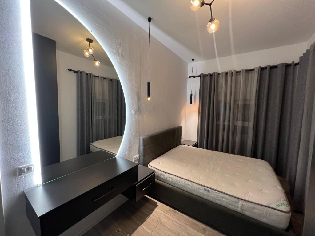 📣 VENDESI SUPER Appartamento 2+1 Con Balcone 📍 Complesso Mangalem 21, Ali Dem ✨   🏢 Nuova Costruzione  🪜 2° Piano (Con Ascensore)  📐 Superficie 88 m2  🧭 Orientamento Est  🛋️ Arredato Con Condizioni Moderne  📂 Con Ipoteca  ✅ Possibilità di Acquisto Con CREDITO   💶 Prezzo 145 milioni lek