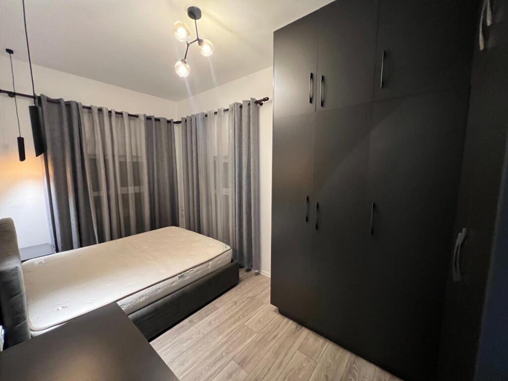 📣 VENDESI SUPER Appartamento 2+1 Con Balcone 📍 Complesso Mangalem 21, Ali Dem ✨   🏢 Nuova Costruzione  🪜 2° Piano (Con Ascensore)  📐 Superficie 88 m2  🧭 Orientamento Est  🛋️ Arredato Con Condizioni Moderne  📂 Con Ipoteca  ✅ Possibilità di Acquisto Con CREDITO   💶 Prezzo 145 milioni lek