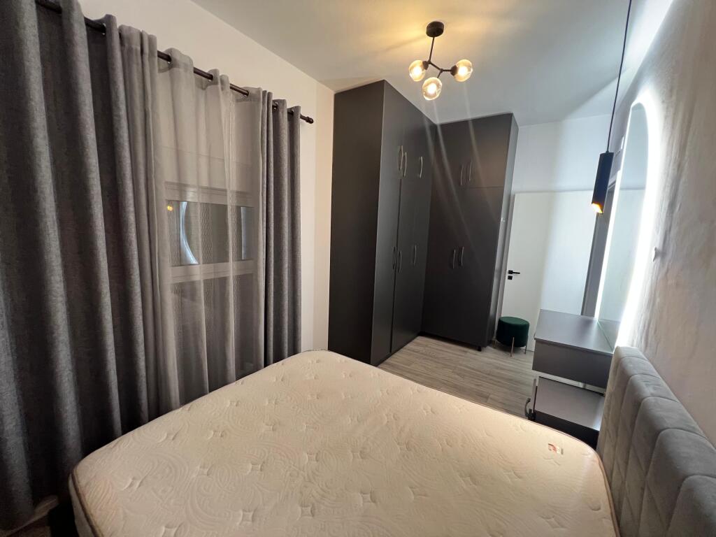 📣 VENDESI SUPER Appartamento 2+1 Con Balcone 📍 Complesso Mangalem 21, Ali Dem ✨   🏢 Nuova Costruzione  🪜 2° Piano (Con Ascensore)  📐 Superficie 88 m2  🧭 Orientamento Est  🛋️ Arredato Con Condizioni Moderne  📂 Con Ipoteca  ✅ Possibilità di Acquisto Con CREDITO   💶 Prezzo 145 milioni lek