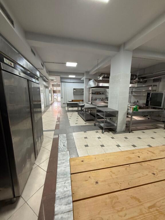 SHITET AMBIENT BIZNESI 150 M2 QENDER 330.000 EURO